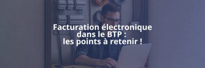 Electricien qui travaille sur son ordinateur pour la facturation électronique avec le logiciel Esabora