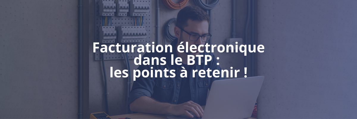 Electricien qui travaille sur son ordinateur pour la facturation électronique avec le logiciel Esabora